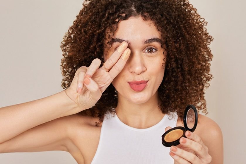 4 Steps: How To Apply Highlighter On Face